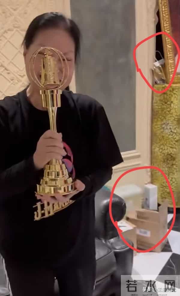 小S送金钟奖杯 S妈哭得面相都变了 家里乱糟糟 大S的遗像旁堆满杂物