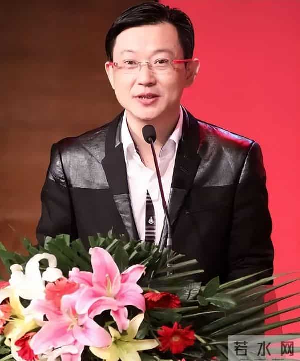 曾是上海知名主持人，辞职下海成百亿富豪，妻子还是大家熟悉的她