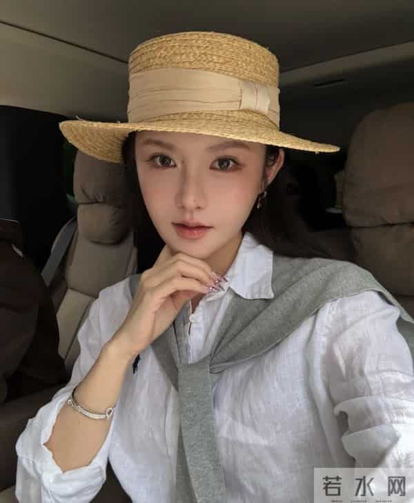 小杨哥停播一年多，小杨嫂大变样，从清纯脸变欧美脸，差点认不出