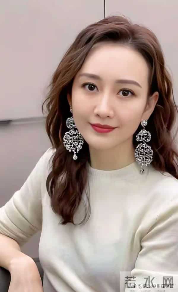 可惜了!王鸥隐婚生女?公园遛娃引猜测,与何九华姐弟恋大瓜成谜