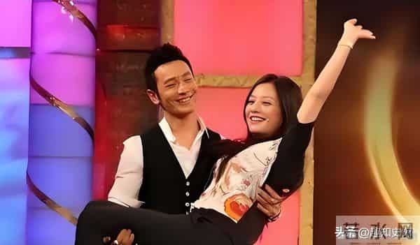 面相又变了!49岁赵薇广东吃饭,又老又瘦没架子,却再无回头路走