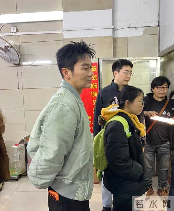 柳州偶遇李晨穿浅绿色棒球衫排队买螺蛳粉！