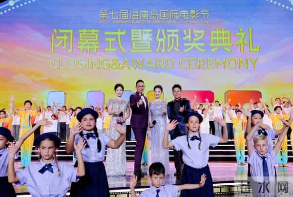 映玲亮相海南岛国际电影节,银裙主持尽显优雅