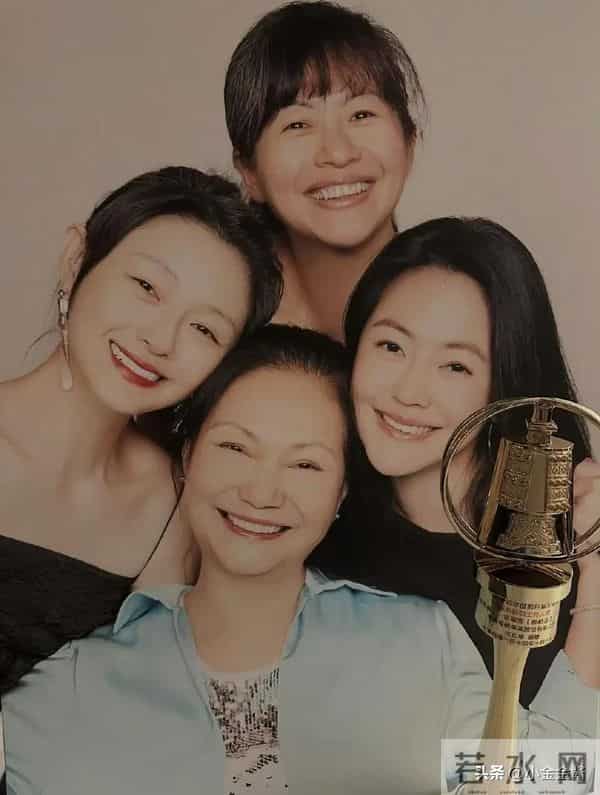 s妈痛哭,小s晒全家福,大s去世10个月,她们一家都变了