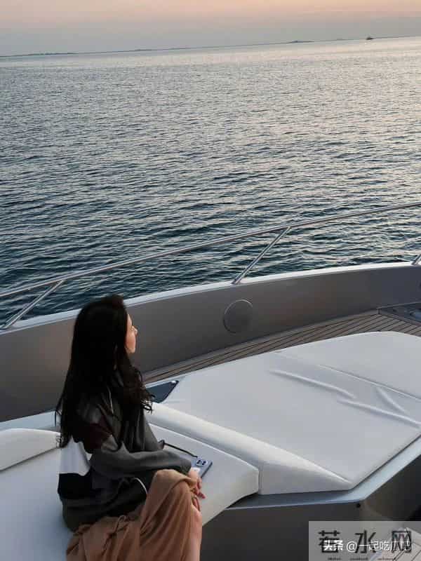 神仙姐姐刘亦菲身穿路易威登外套和短裙现身游艇，又御又酷！
