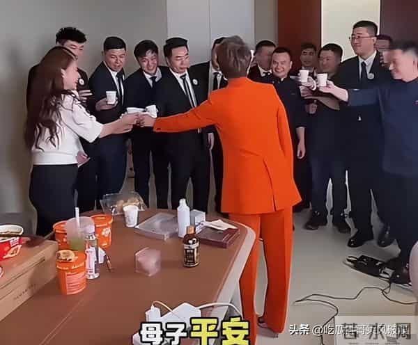 同一天！马筱梅挺孕肚参加五周年庆典，小S和姊妹、S妈相拥而泣