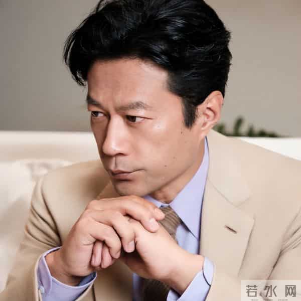 黄渤没说错,53岁未婚,为尽孝定居青岛的谭凯,已走上另一条大道