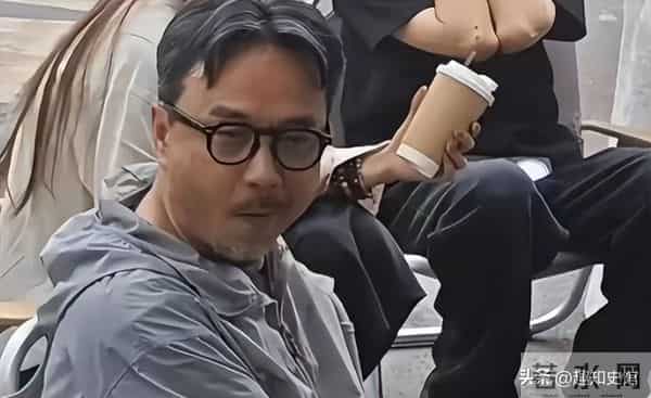 51岁汪涵现状:常年居住在长沙,穿人字拖嚼槟榔,大烟斗不离身