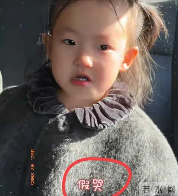 黄一鸣带女儿医院看病,闪闪聪明惹人疼,网友:王思聪会很遗憾!