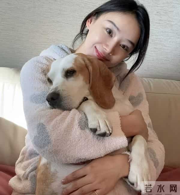 38岁袁姗姗晒健身美照，小腹平坦零赘肉，马甲线优越太绝了