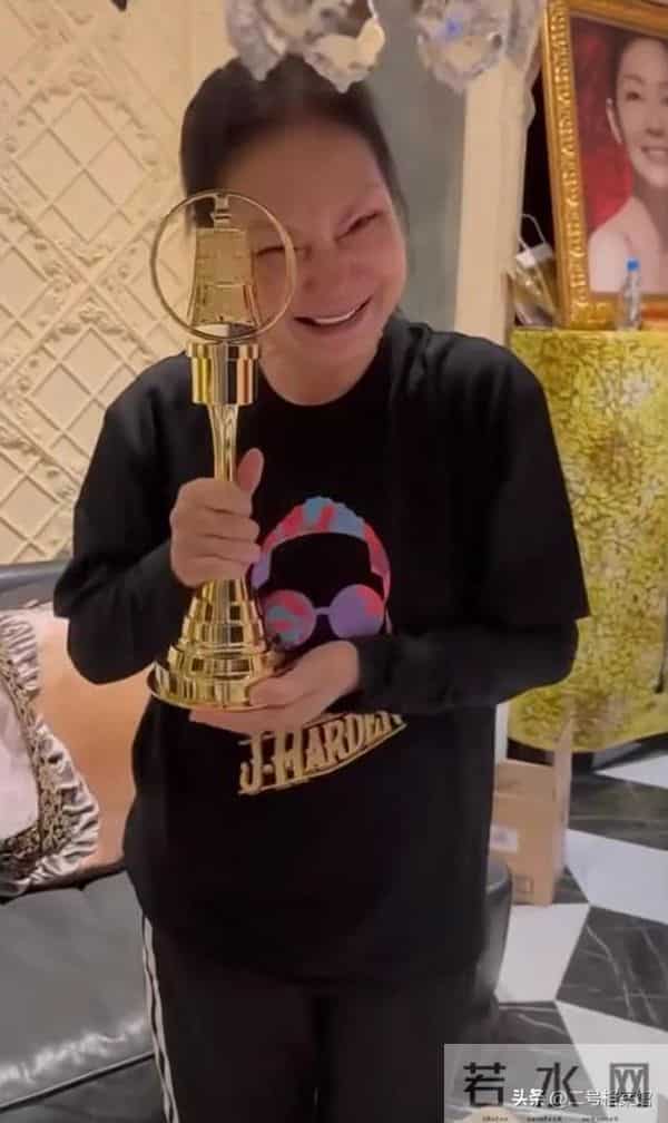 S妈手捧金钟奖落泪，大S相框旁放杂物引争议，爱与不爱真的很明显