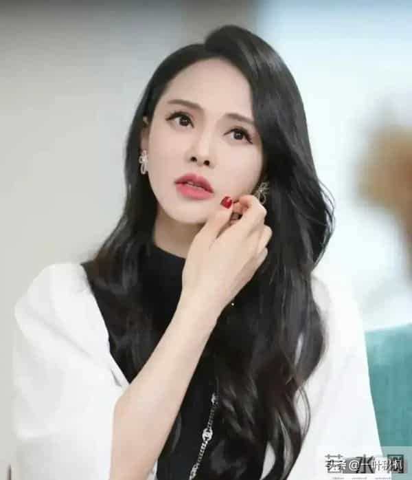 57岁伊能静在英国被偶遇，淡妆出镜，网友-我以为是旁边的老奶奶