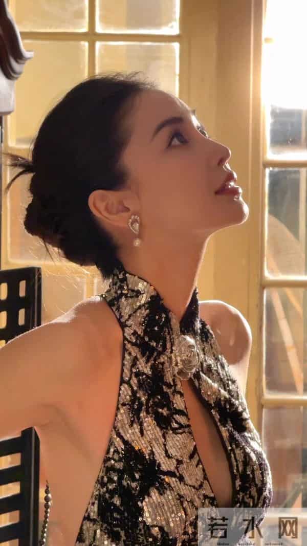 Angelababy纯欲氛围感拉满,美腿线条惊艳