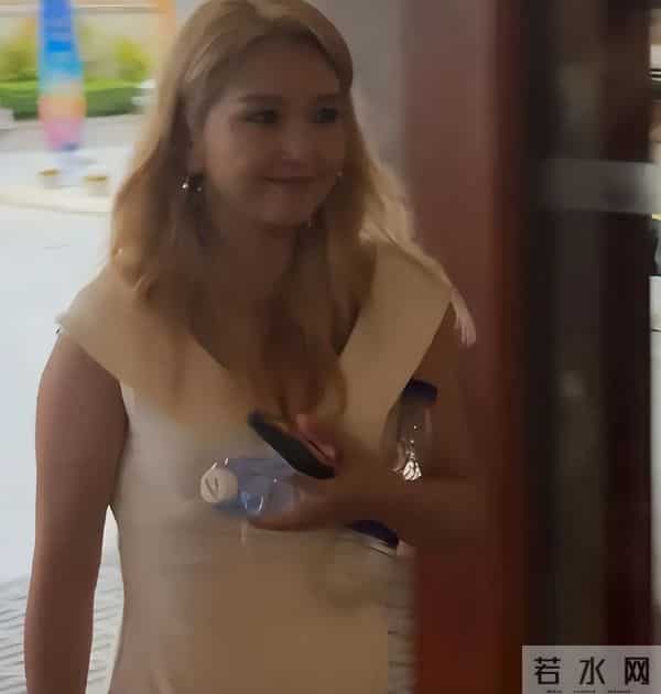 何洁咋成这样了!金头发黑皮肤身上也臃肿,连气质都变的含胸驼背