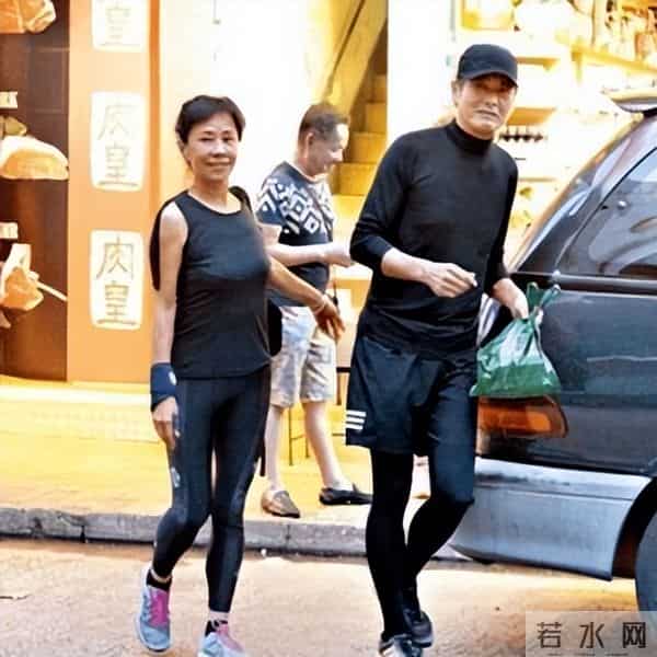 “捐款风波”10天后，王晶又爆周润发真实人品，原来我们都被骗了