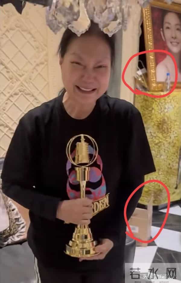 小S送金钟奖杯 S妈哭得面相都变了 家里乱糟糟 大S的遗像旁堆满杂物