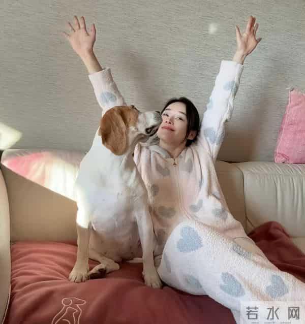 38岁袁姗姗晒健身美照，小腹平坦零赘肉，马甲线优越太绝了