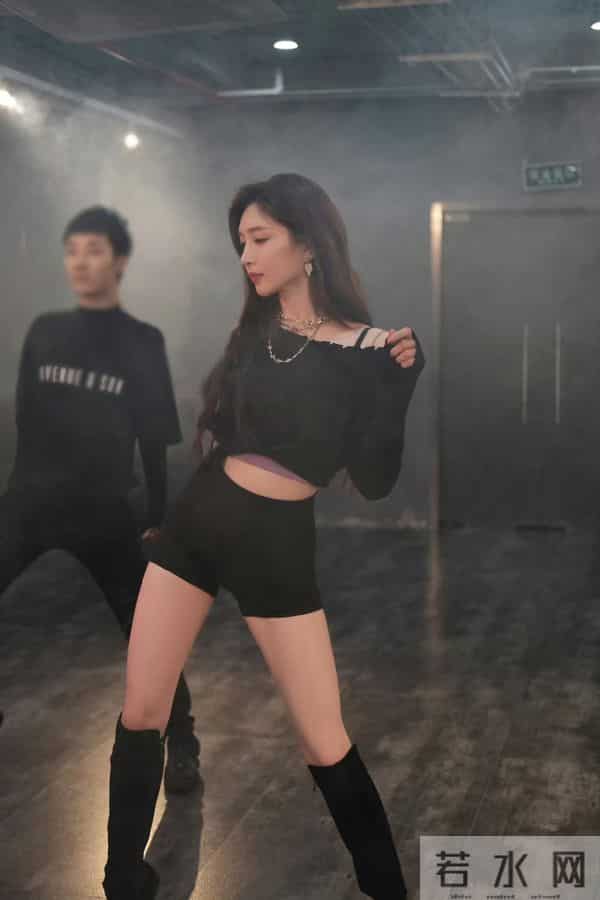 江疏影光腿穿长靴跳舞,人美身材火辣!