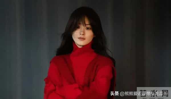 赵丽颖留回长发后真惊艳！穿红色高领毛衣+针织裤，高级又洋气！