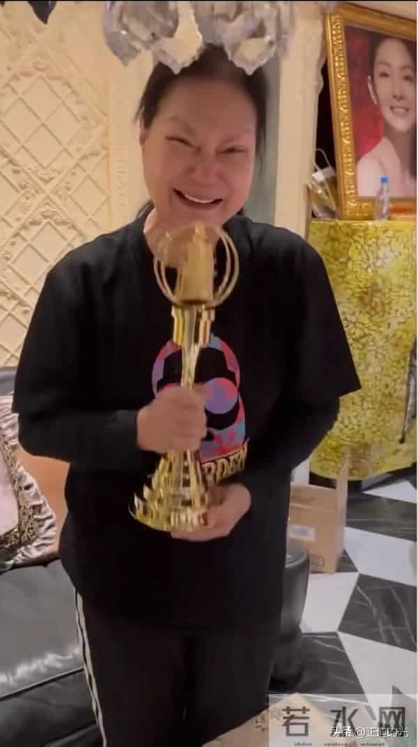 71岁S妈眼歪嘴斜 收到小S金钟奖杯大笑- 补上我的心 在家为大S设灵堂