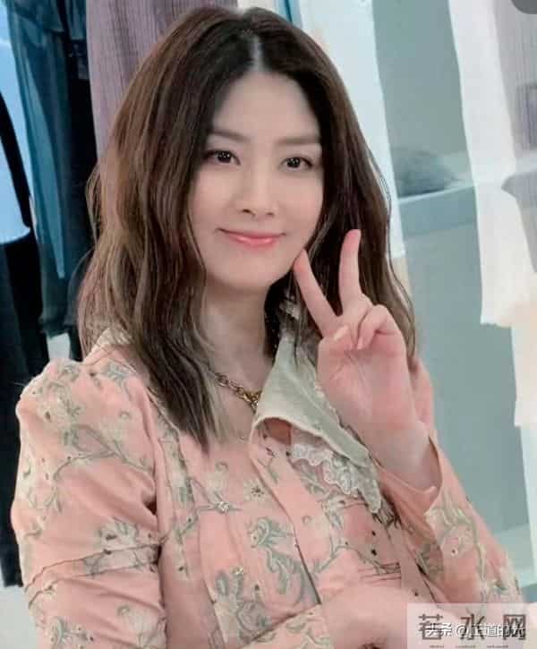 53岁陈慧琳：人生最大阻碍是脸大 宁愿肥也不医美 路边摊吃粉接地气