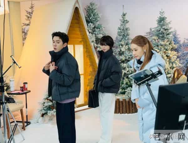 国货羽绒服直播间“抢镜”：年轻人研究“成分”，老品牌玩起“变身”