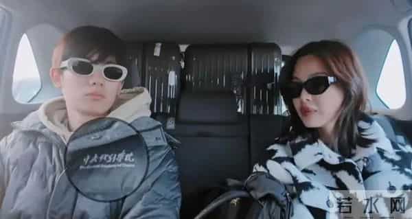 “人大899元书记严选羽绒服”热销，年轻人涌入高校买羽绒服