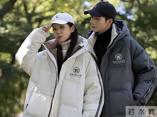 “人大899元书记严选羽绒服”热销，年轻人涌入高校买羽绒服