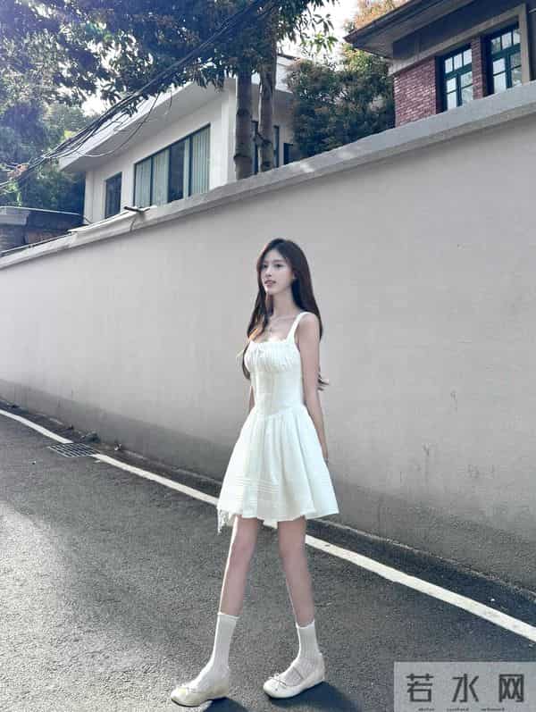 白色吊带短裙的清新感直接拉满！