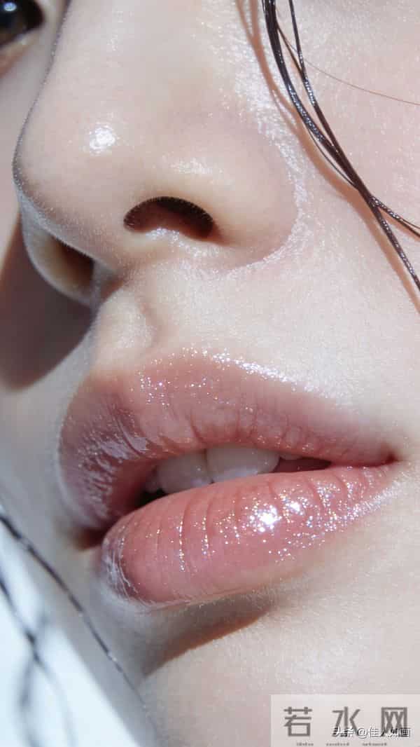 这水光唇绝了，清透冷艳美到挪不开眼