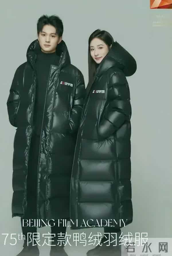 “人大899元书记严选羽绒服”热销，年轻人涌入高校买羽绒服