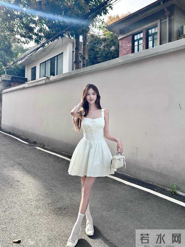 白色吊带短裙的清新感直接拉满！