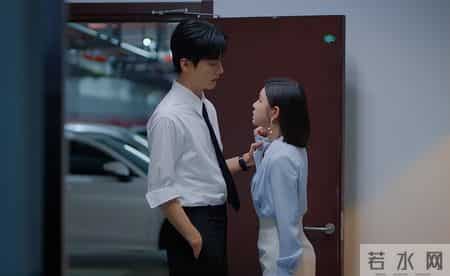 《狙击蝴蝶》原著中，岑矜93岁离世后，82岁的李雾殉情