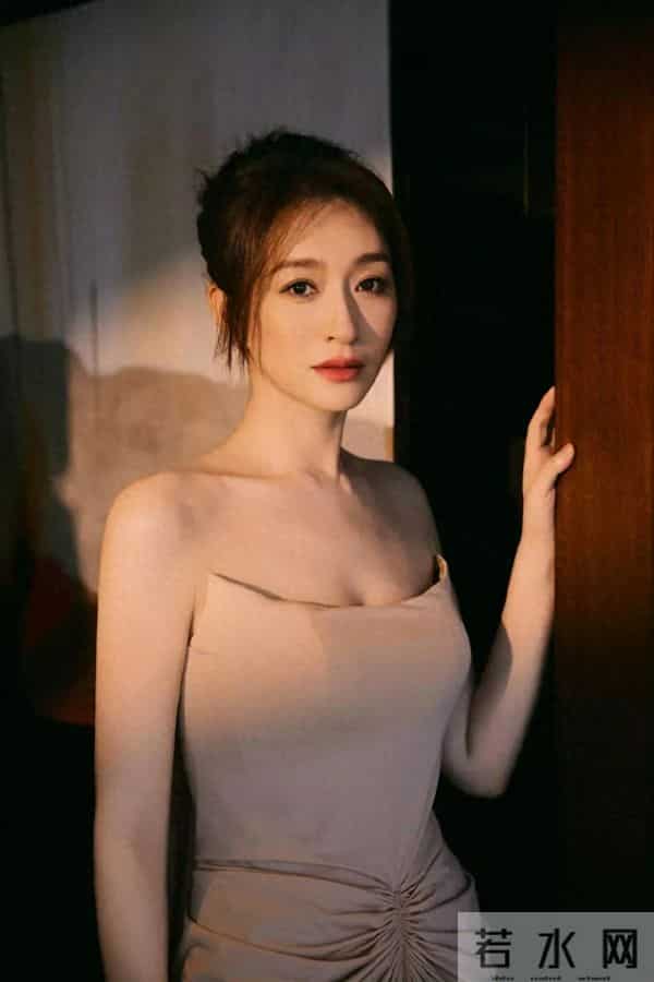 炸了！49岁李小冉状态封神。皮肤白到发光，难怪丈夫豪掷5亿娶她