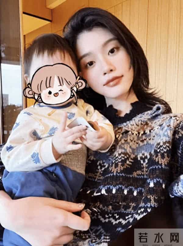 奚梦瑶好奢侈，背79万的包陪儿女游玩，女儿萌宠可爱大长腿