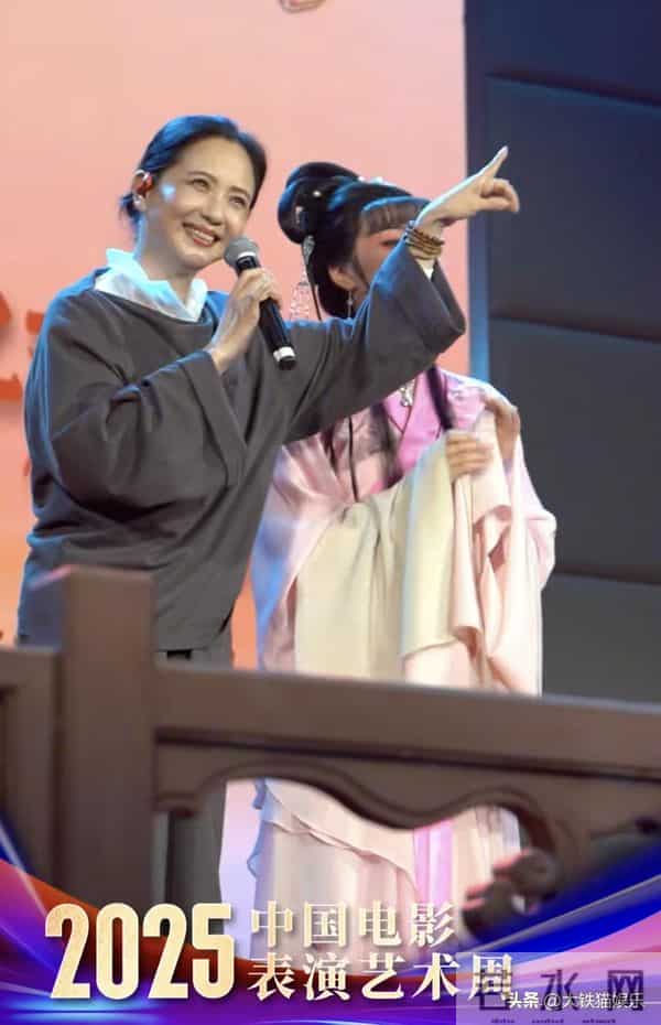 看63岁林芳兵和59岁陶慧敏，才知上了年纪，会打扮比好身材更重要