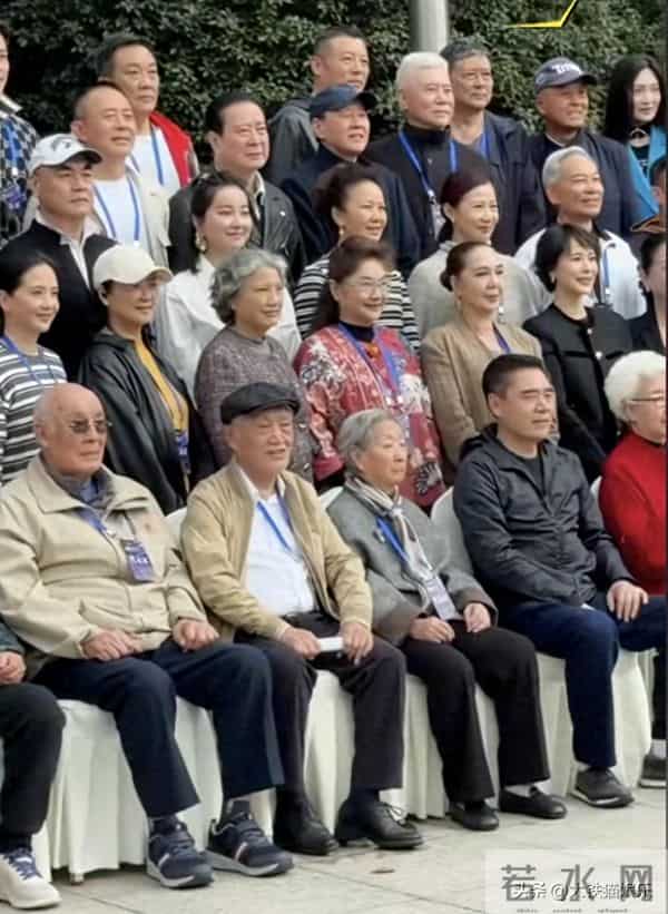 看63岁林芳兵和59岁陶慧敏，才知上了年纪，会打扮比好身材更重要