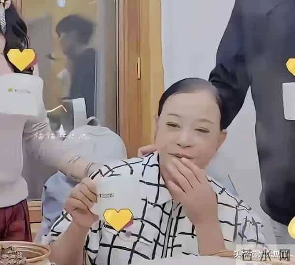 75岁刘晓庆不戴假发的样子好看多了 ,虽前面头发少,但这样很年轻