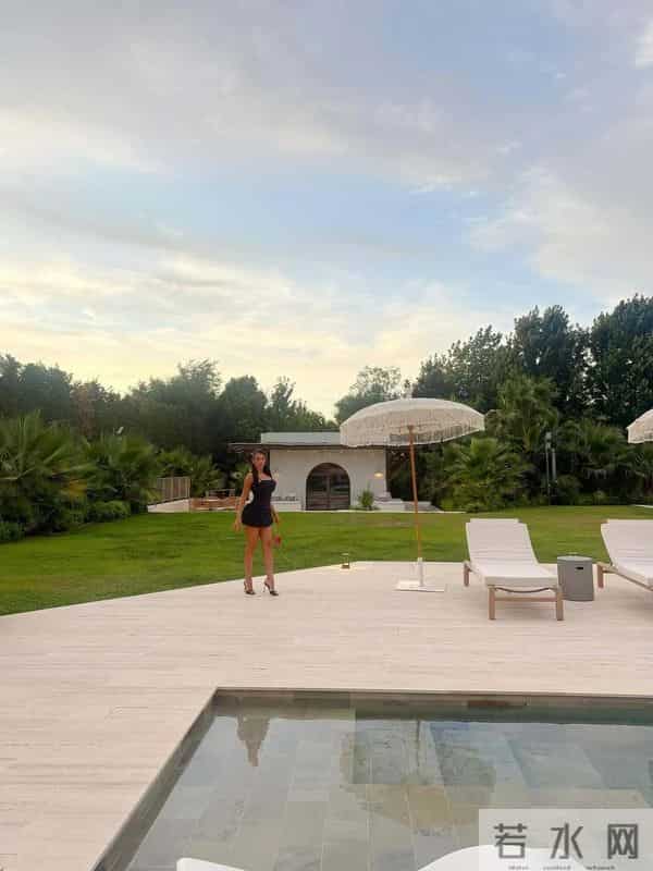 乔治娜又炫富，alo限量包上挂着labubu，她躺在私人飞机的大床上