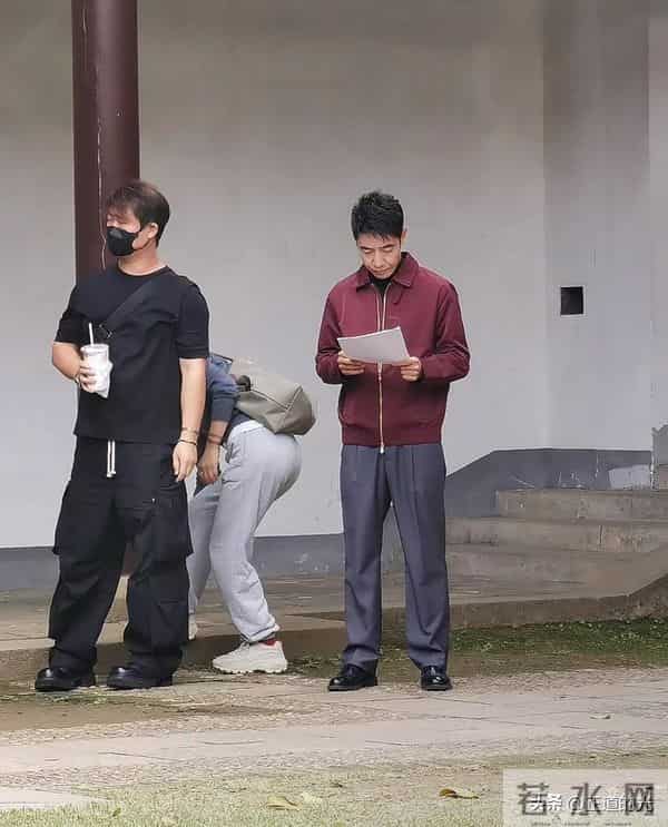 撒贝宁现身岳麓书院 路人视角身材五五分 矮小精悍 官方身高竟1米72