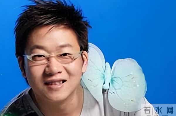 他曾是央视主持，却因“任性”引起领导不满，今54岁在街头当吃播