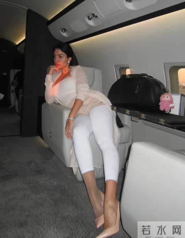 乔治娜又炫富，alo限量包上挂着labubu，她躺在私人飞机的大床上