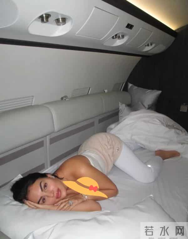 乔治娜又炫富，alo限量包上挂着labubu，她躺在私人飞机的大床上