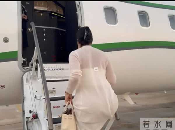 乔治娜又炫富，alo限量包上挂着labubu，她躺在私人飞机的大床上