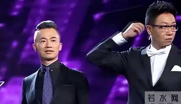 他曾是央视主持，却因“任性”引起领导不满，今54岁在街头当吃播