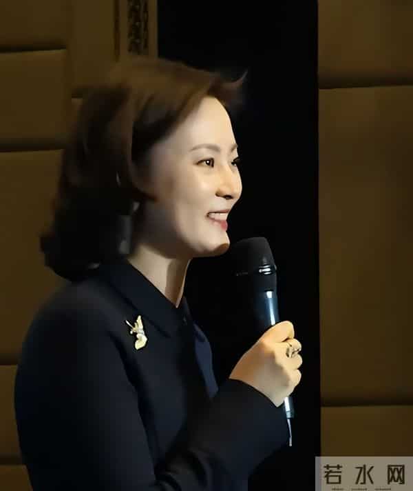 前央视主持人，俩前任去世被嘲“克夫”，生图脸僵的她近况如何了