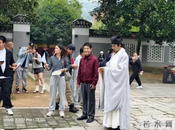 撒贝宁现身岳麓书院 路人视角身材五五分 矮小精悍 官方身高竟1米72