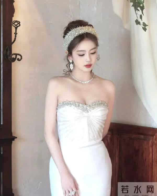 白露摸胸礼服，这身材也太棒了，好美