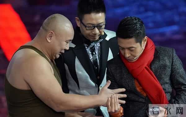 他曾是央视主持，却因“任性”引起领导不满，今54岁在街头当吃播