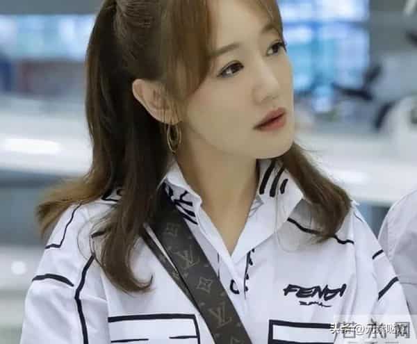 薛佳凝拒聊胡歌?放弃薛佳凝，情断江疏影，娶平凡经纪人的胡歌，今在央视情绪崩溃